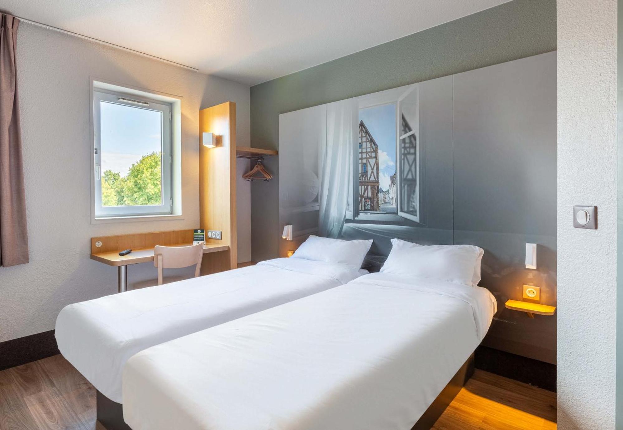 B&B Hotel Chartres Le Coudray Bagian luar foto