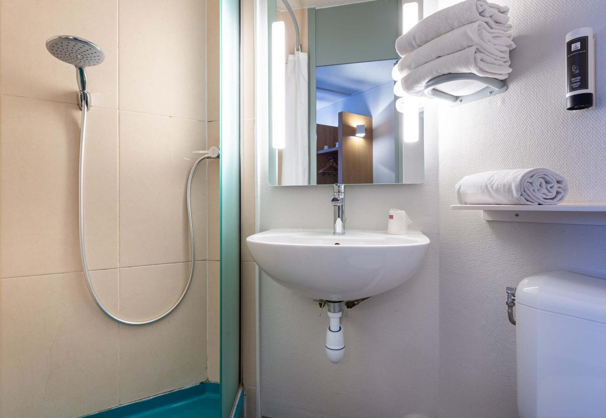 B&B Hotel Chartres Le Coudray Bagian luar foto