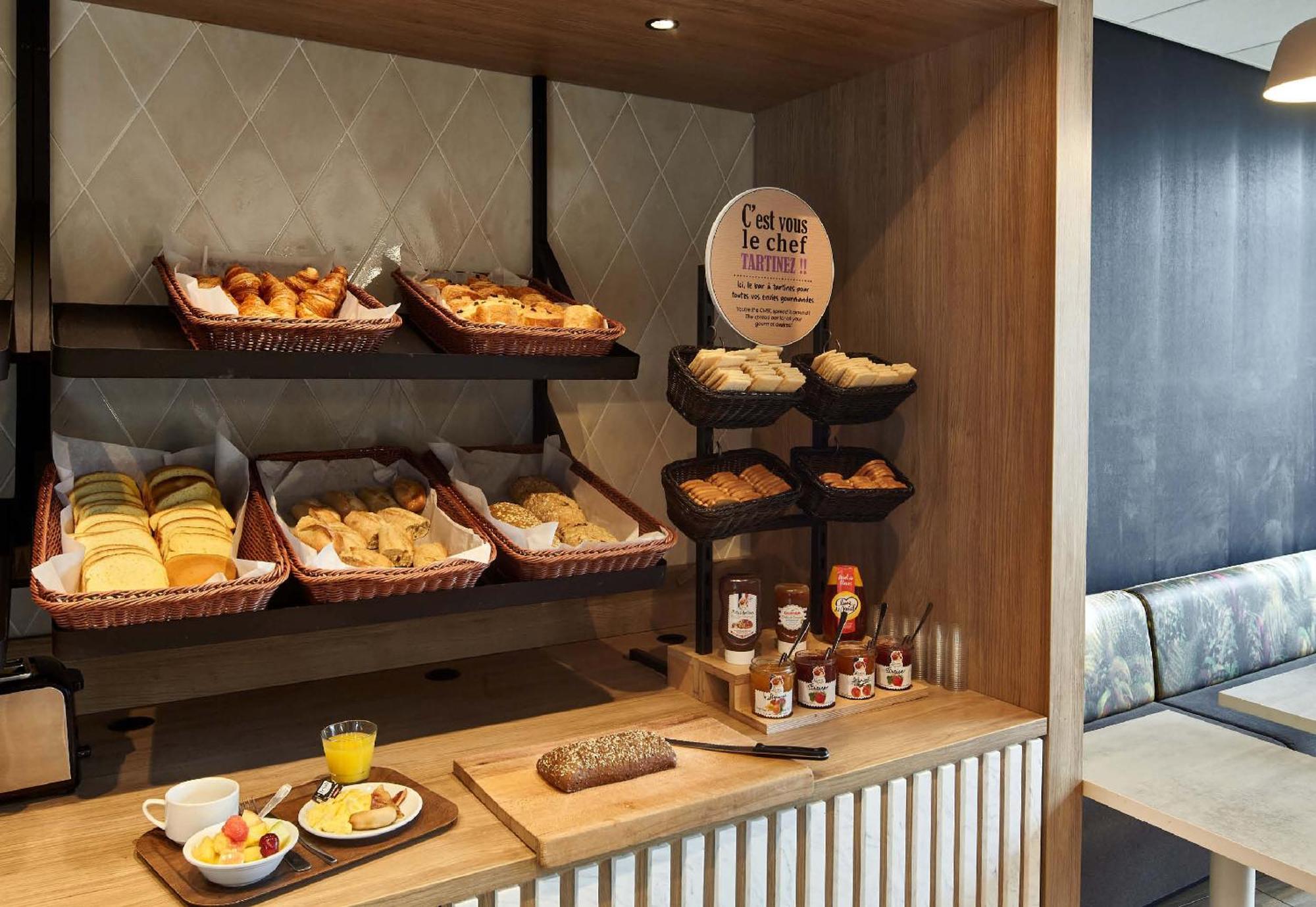 B&B Hotel Chartres Le Coudray Bagian luar foto