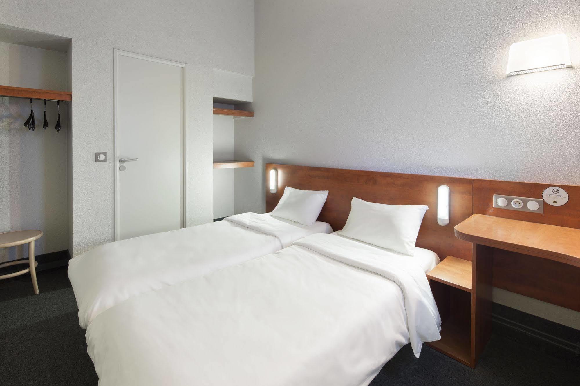 B&B Hotel Chartres Le Coudray Bagian luar foto