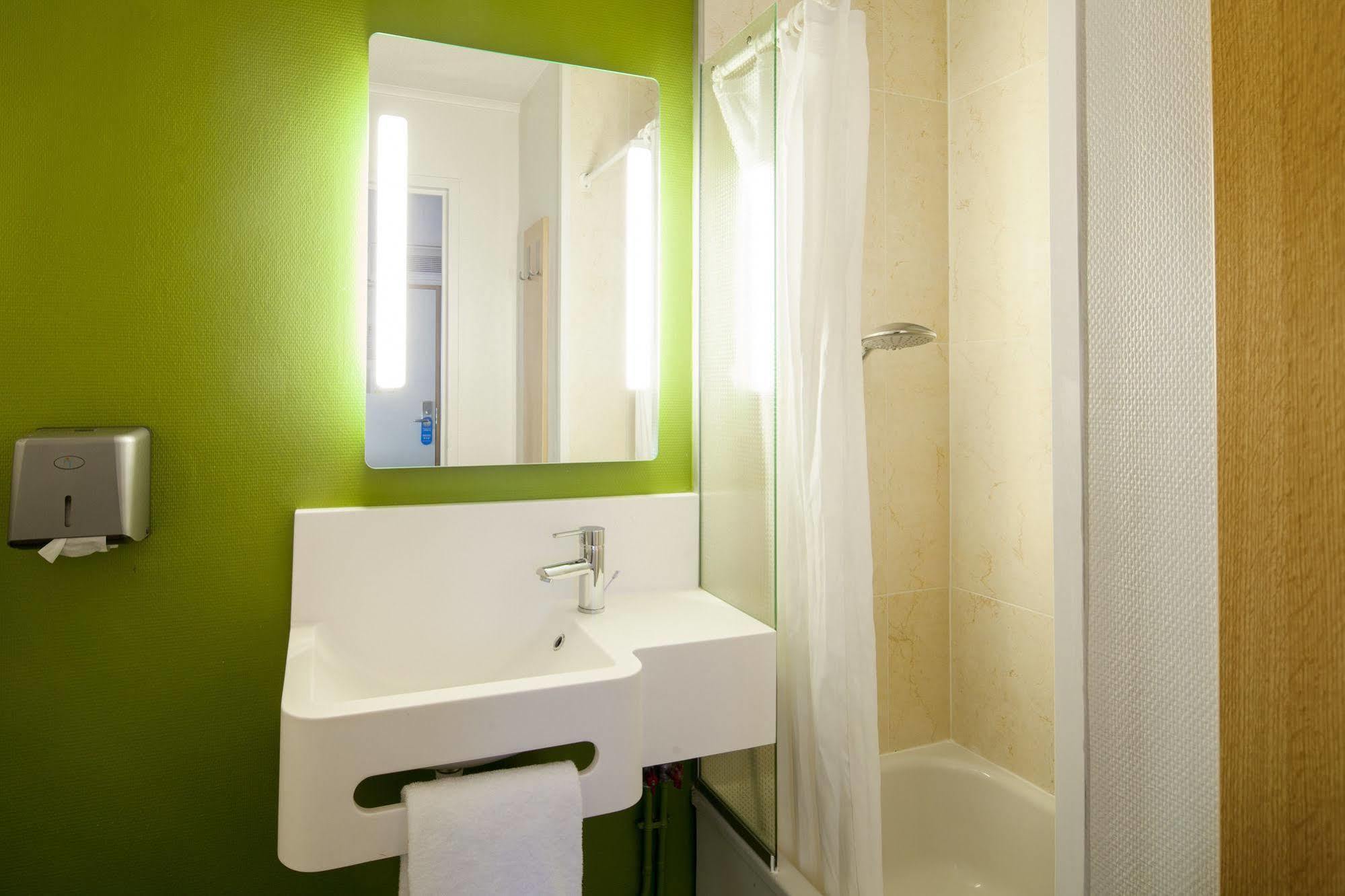 B&B Hotel Chartres Le Coudray Bagian luar foto