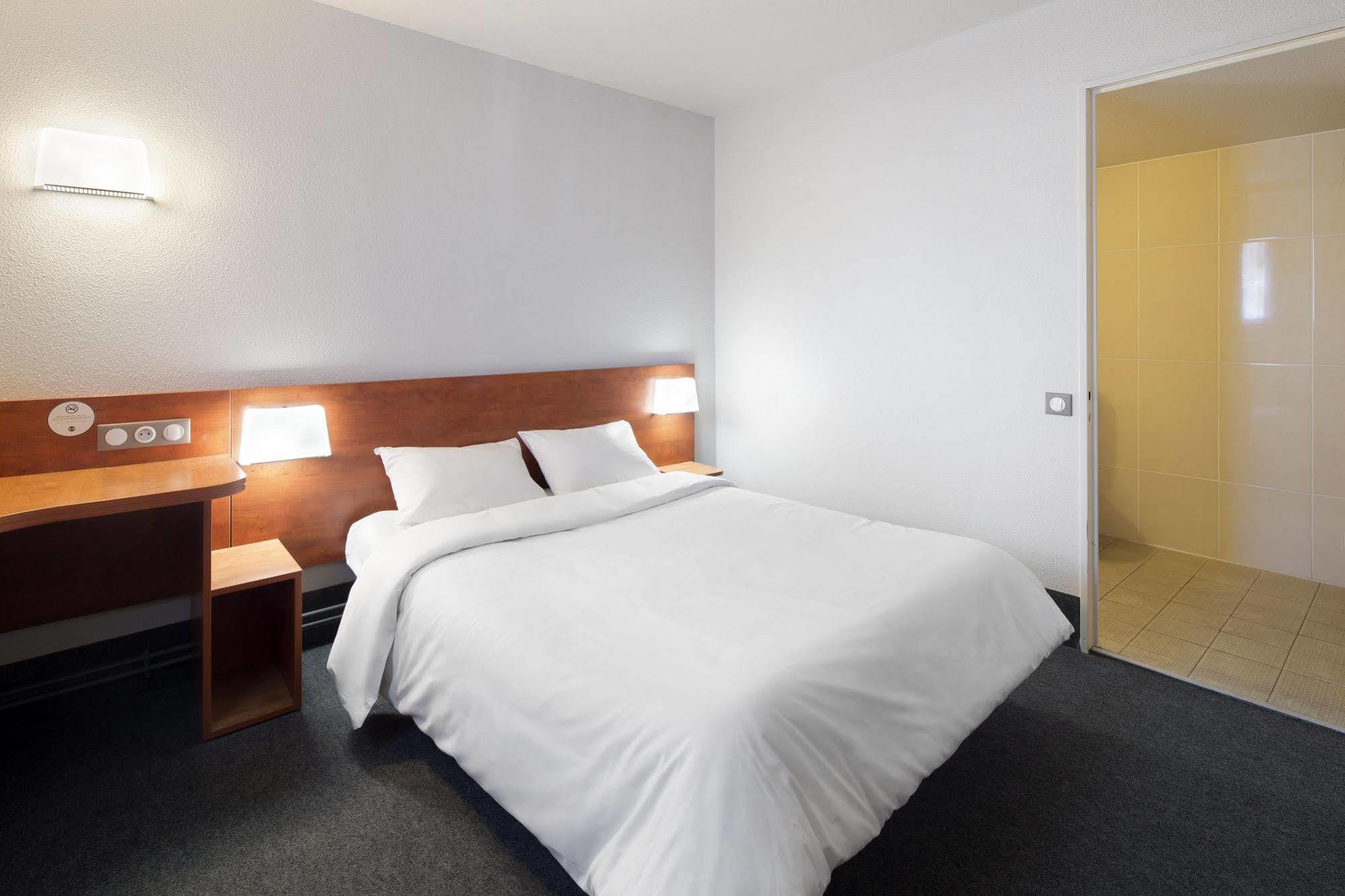 B&B Hotel Chartres Le Coudray Bagian luar foto