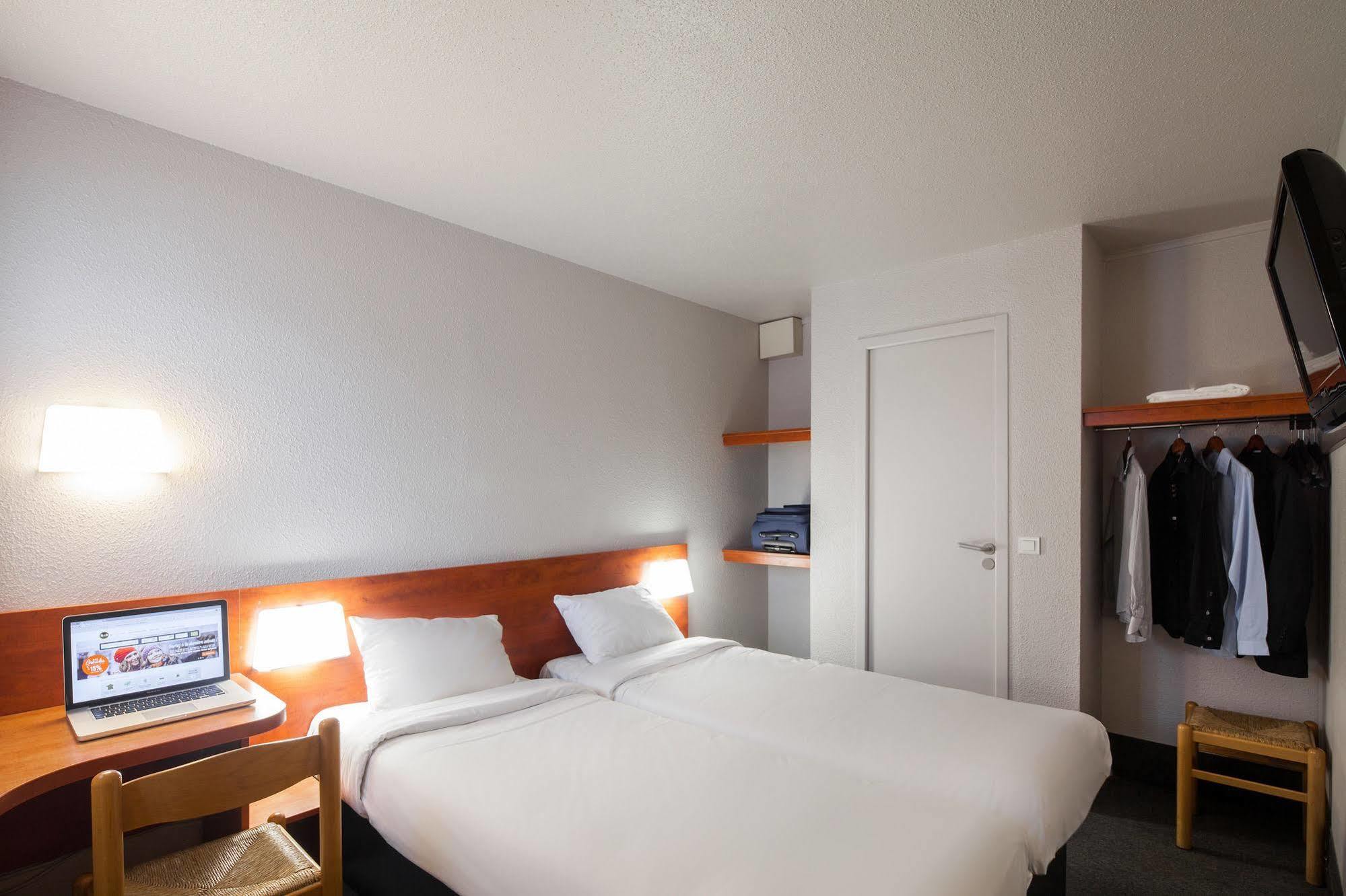 B&B Hotel Chartres Le Coudray Bagian luar foto