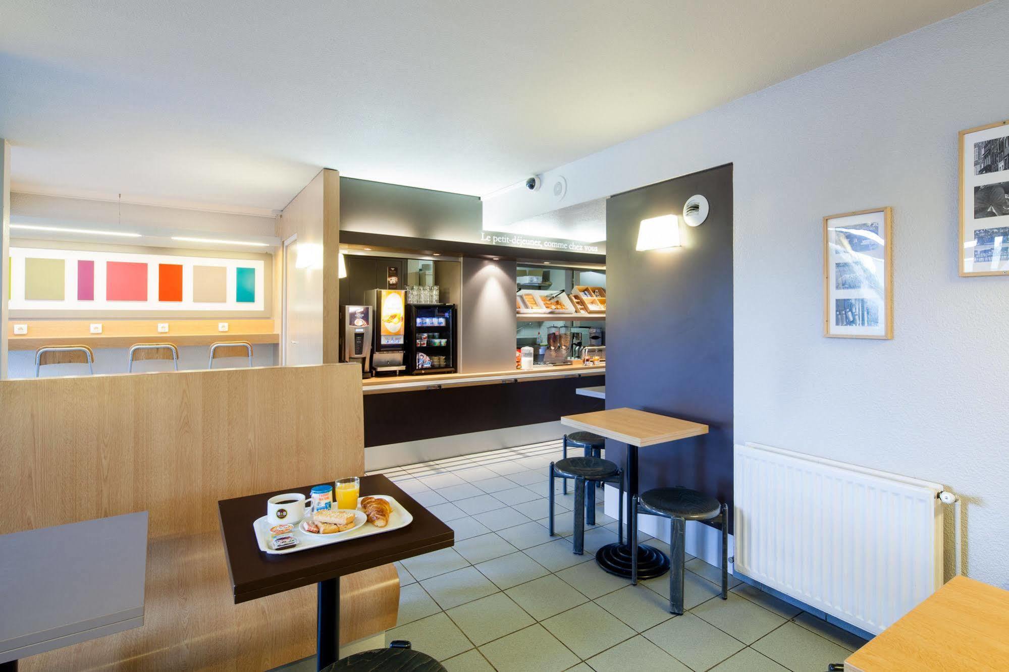 B&B Hotel Chartres Le Coudray Bagian luar foto